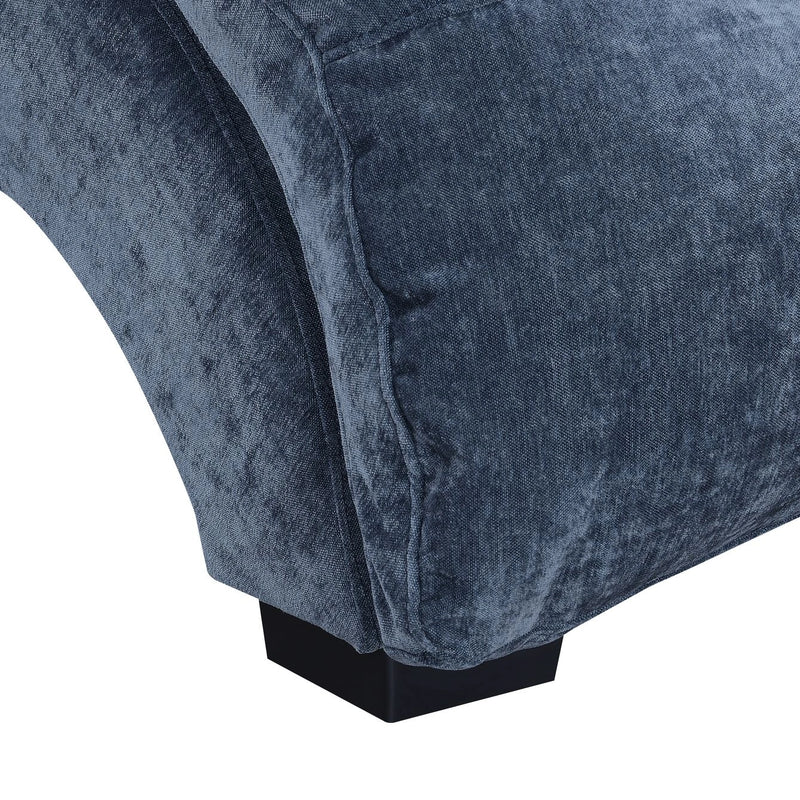 Dominick Chaise in Amigo
